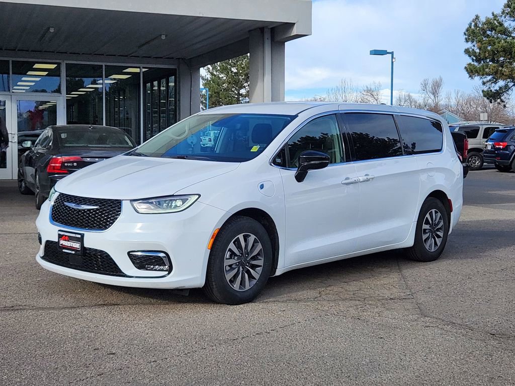 Used 2024 Chrysler Pacifica Select image 4