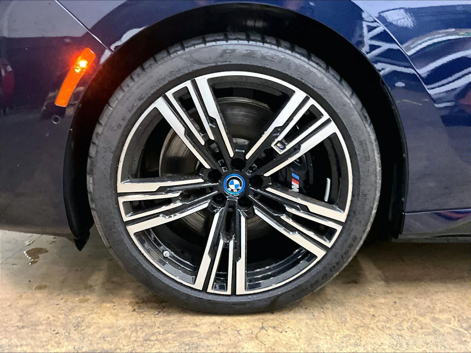 Used 2023 BMW i7 xDrive60 w/ Executive Package 2 AWD/4WD image 12