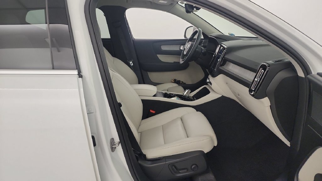 Used 2024 Volvo XC40 B5 Plus AWD/4WD image 30