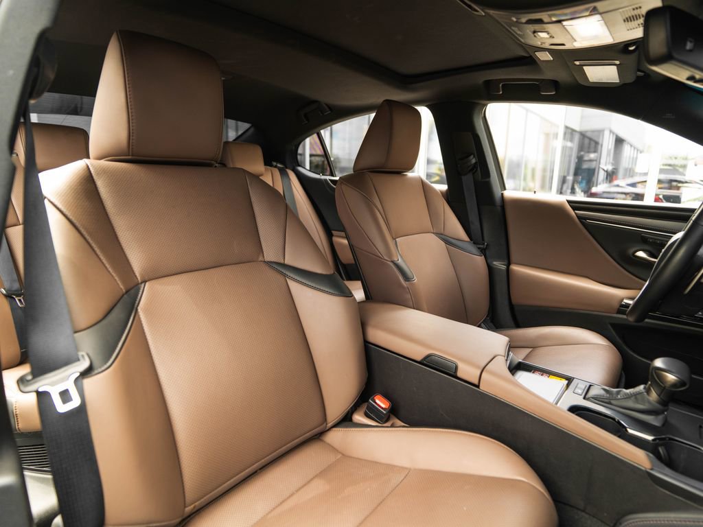 Used 2025 Lexus ES 300h w/ Premium Package FWD image 17