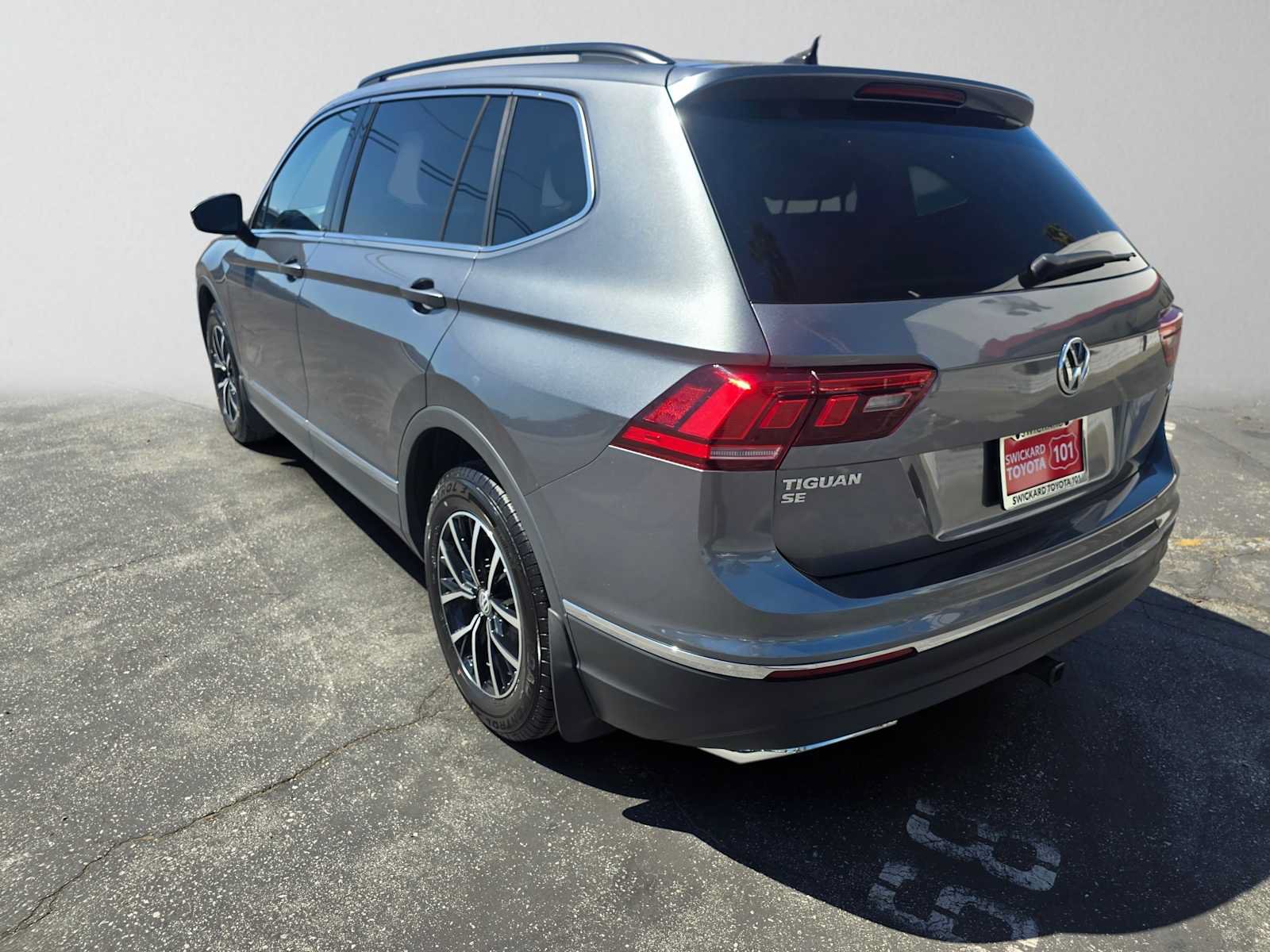 Used 2021 Volkswagen Tiguan SE w/ Panoramic Sunroof Package AWD/4WD image 5