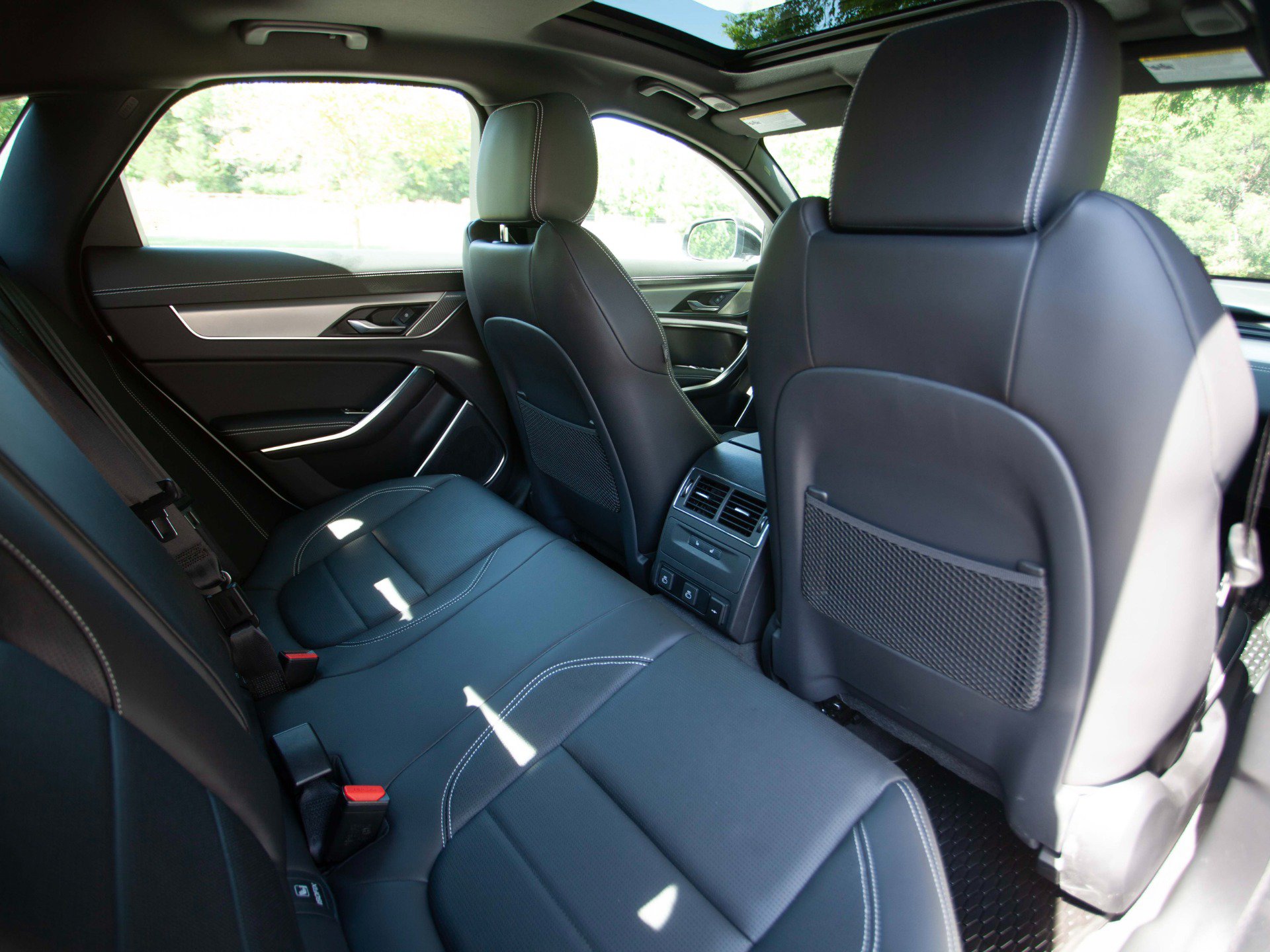 Used 2024 Jaguar XF R-Dynamic SE AWD/4WD image 33