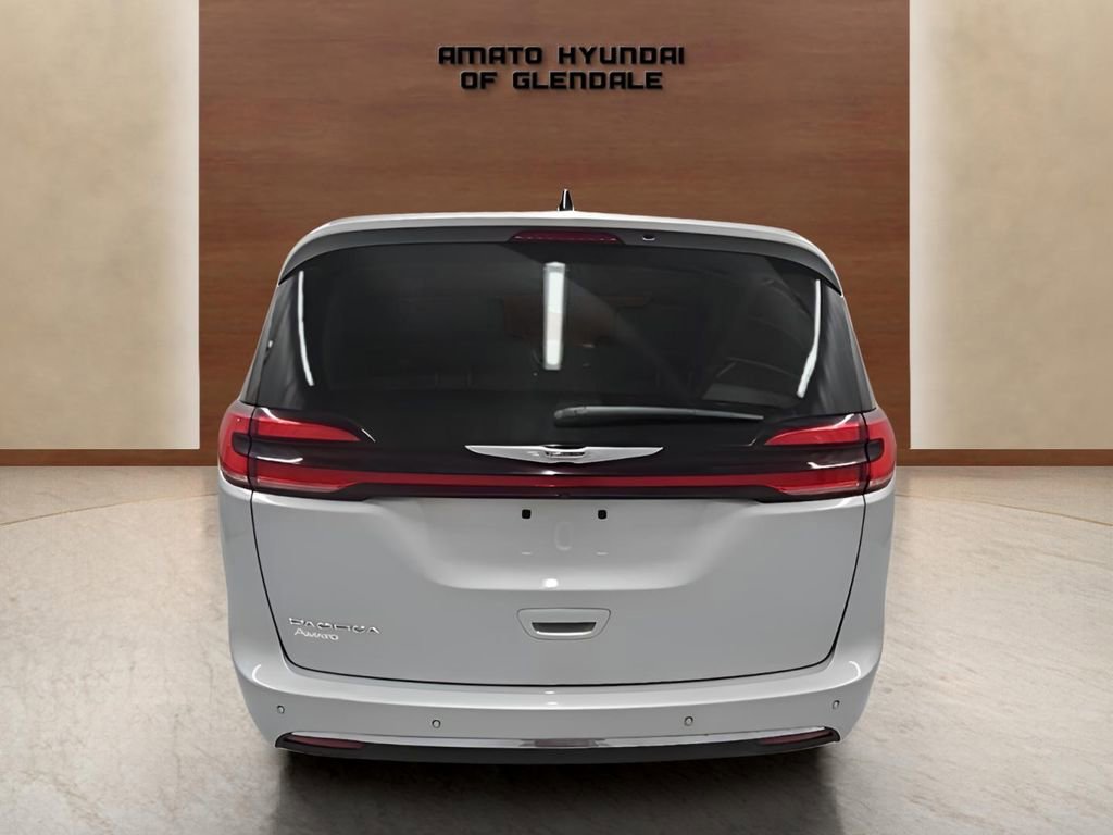 Used 2024 Chrysler Pacifica Touring-L image 5