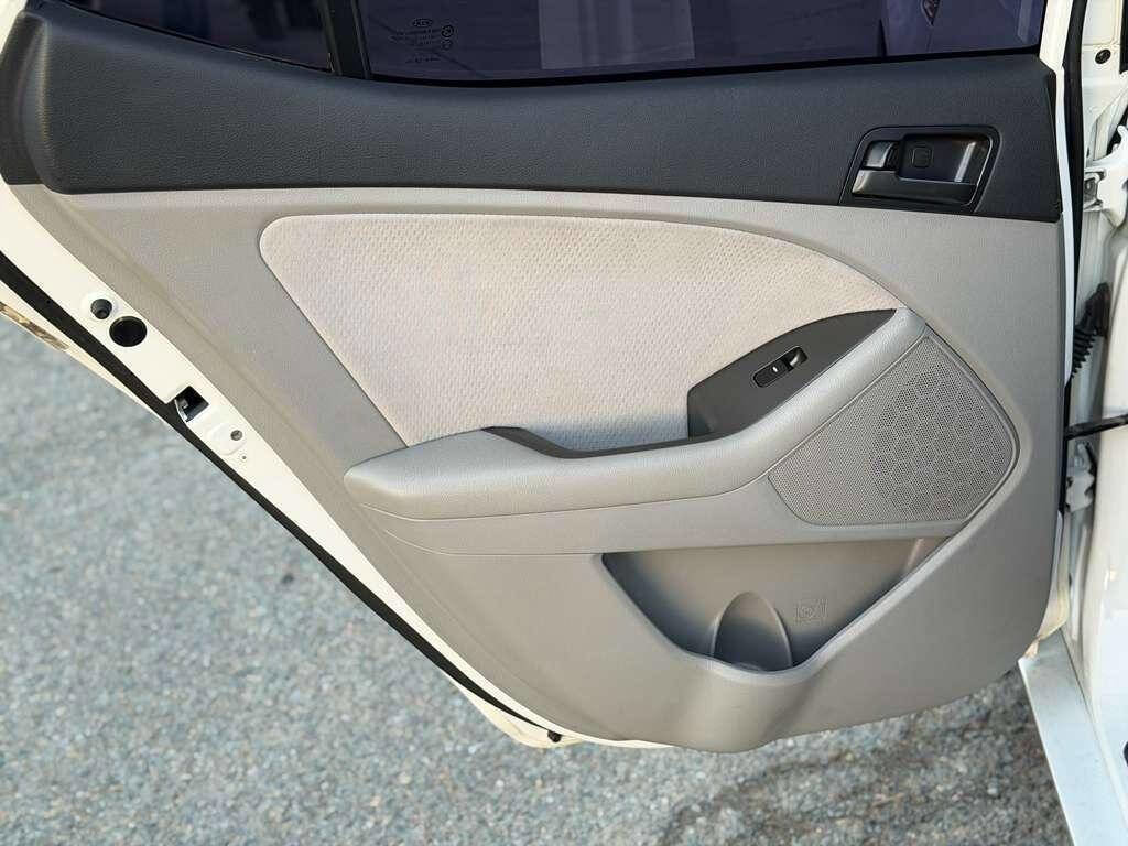 Used 2011 Kia Optima LX image 16