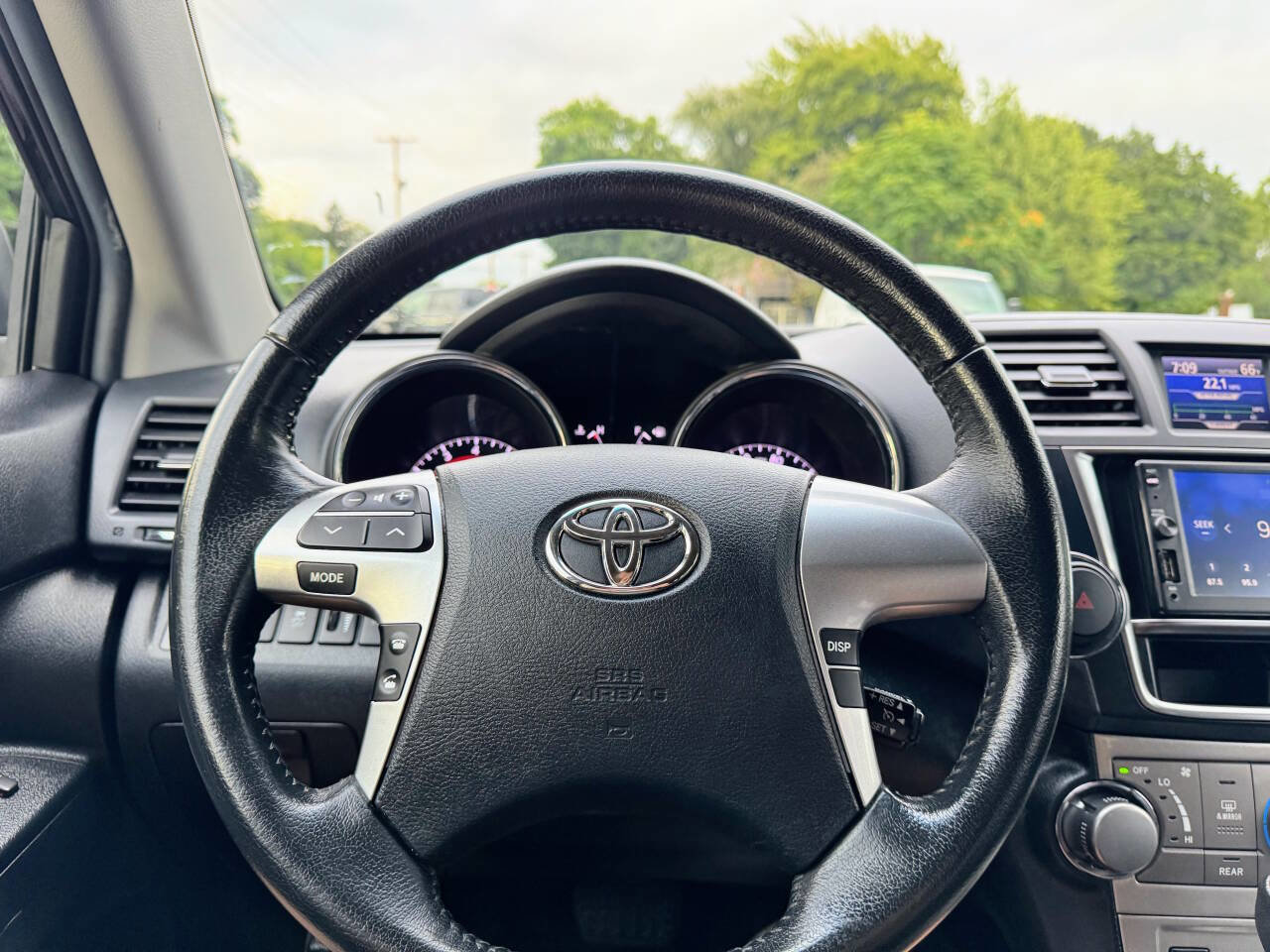 Used 2013 Toyota Highlander SE image 17