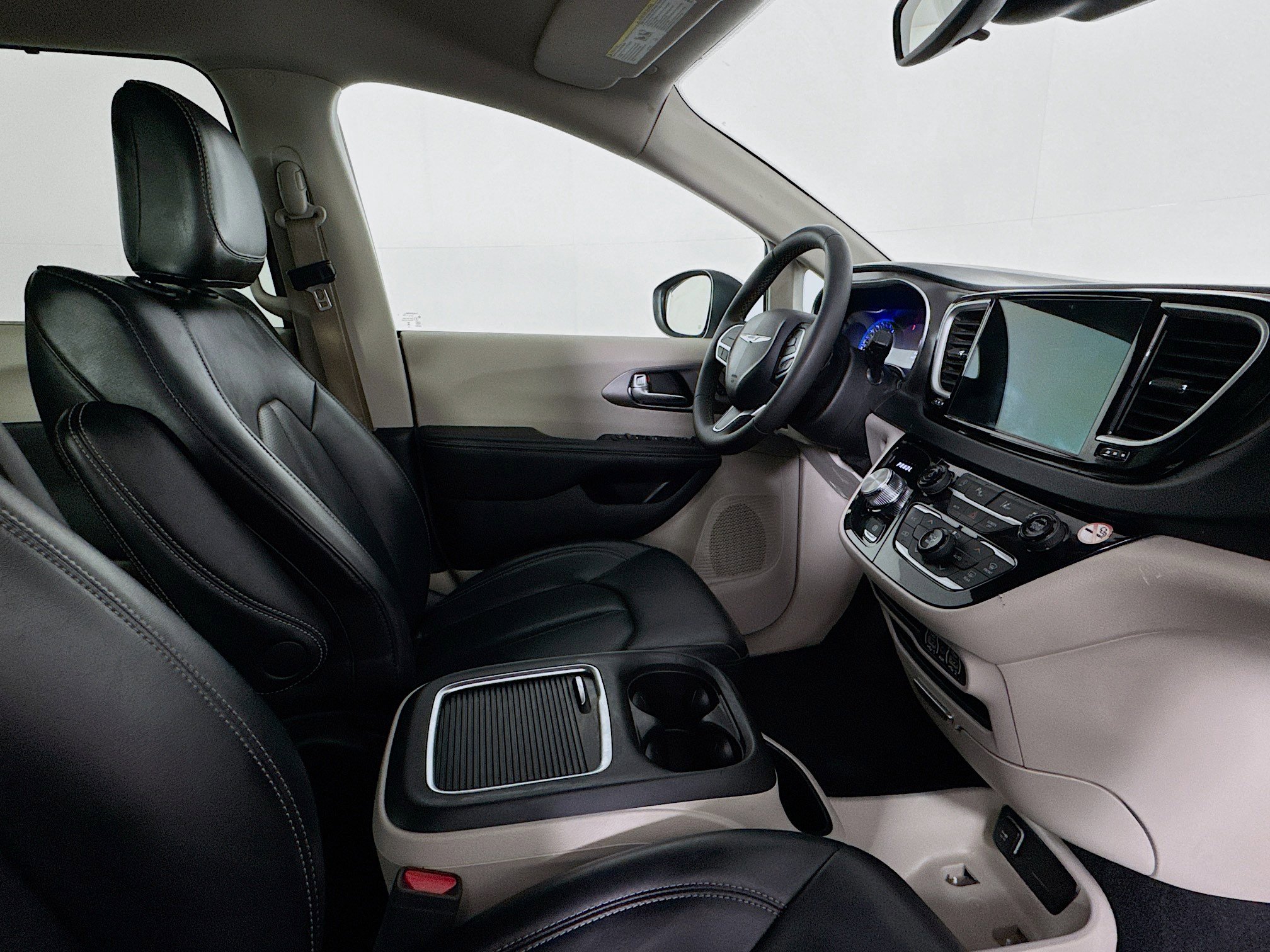 Used 2023 Chrysler Pacifica Touring-L image 48