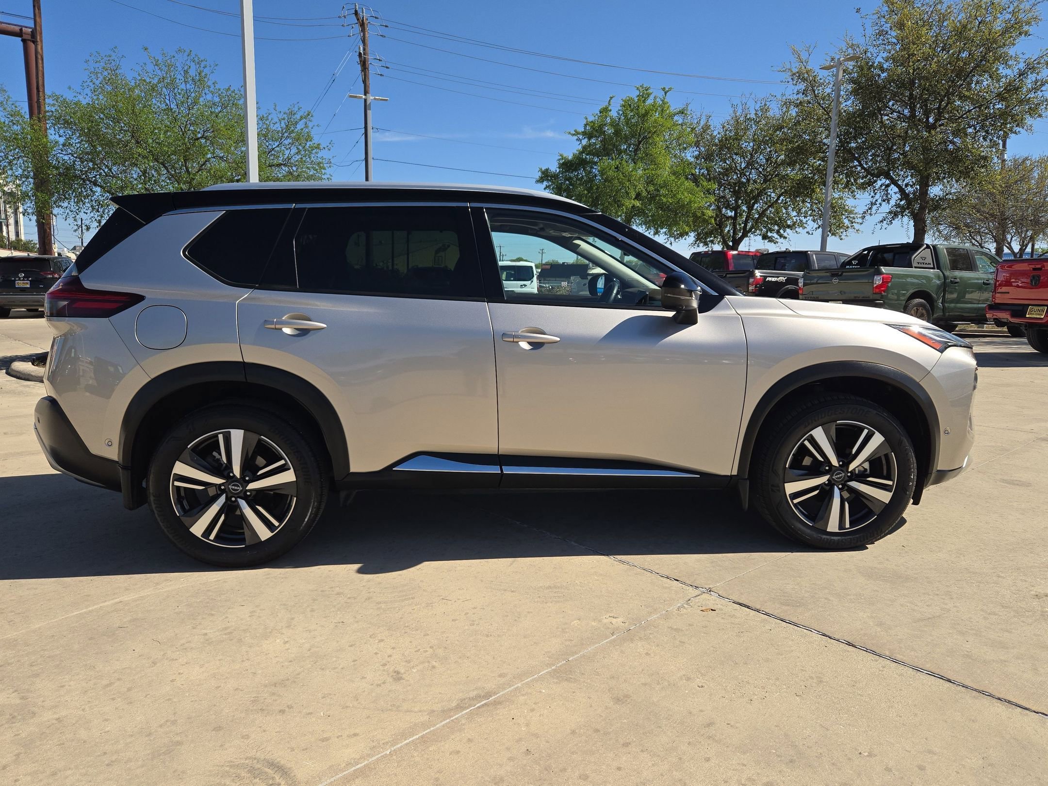 Used 2023 Nissan Rogue Platinum w/ Platinum Premium Package image 2