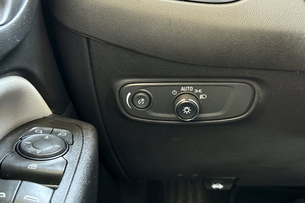 Used 2023 Chevrolet Equinox LS FWD image 39