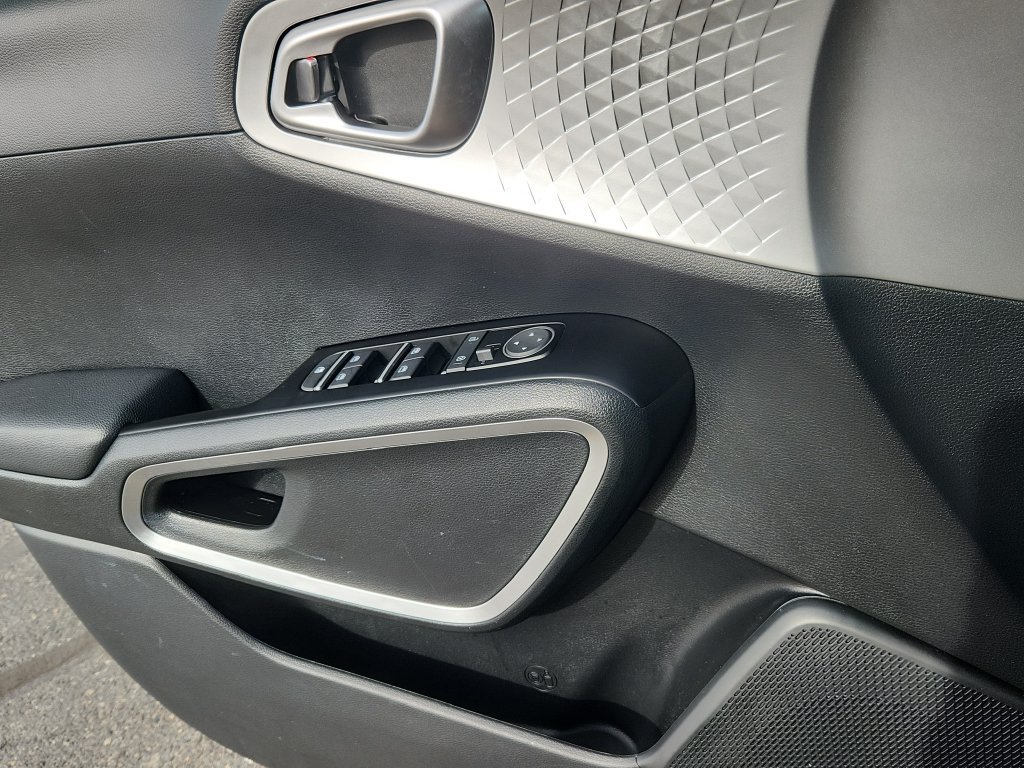 Used 2025 Kia Soul LX FWD image 8