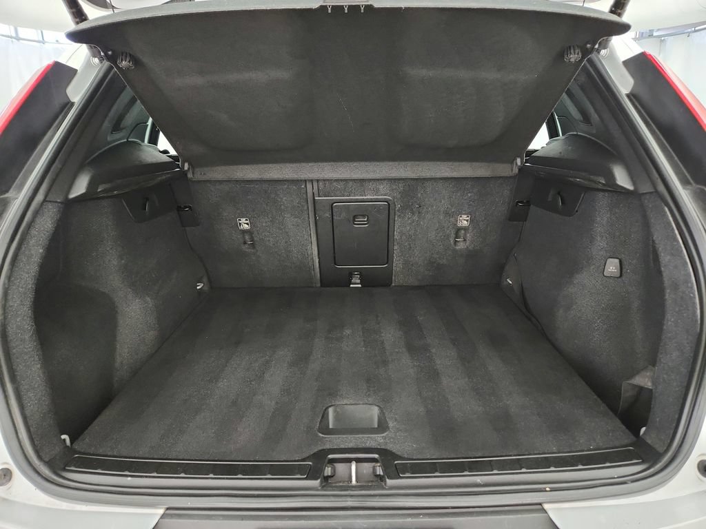 Used 2020 Volvo XC40 T5 Momentum AWD/4WD image 32