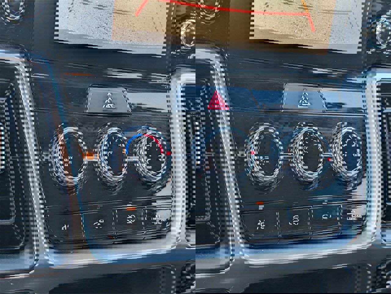 Used 2023 Kia Sorento LX image 17