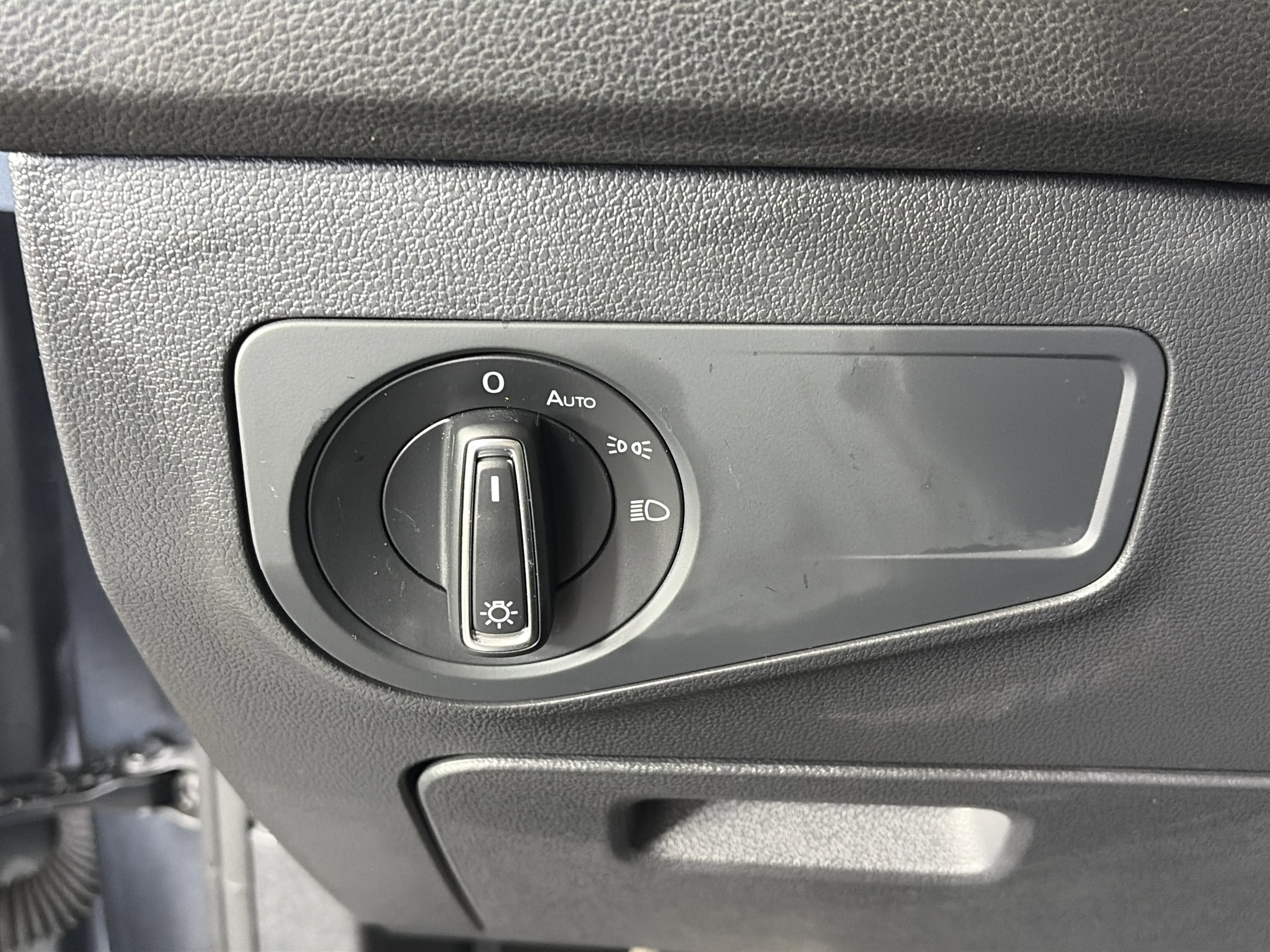 Used 2022 Volkswagen Tiguan SE R-Line image 28