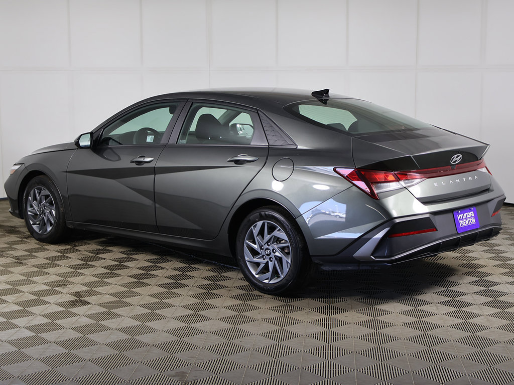 Certified 2024 Hyundai Elantra SEL FWD image 8