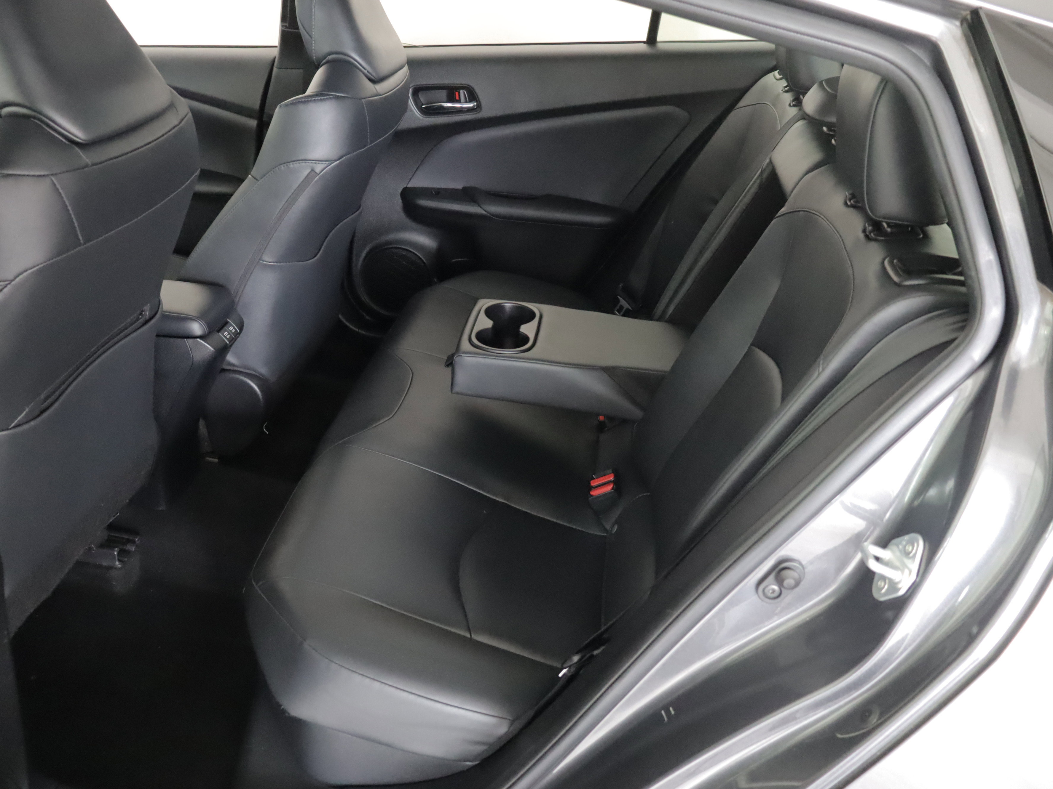 Used 2020 Toyota Prius XLE image 8