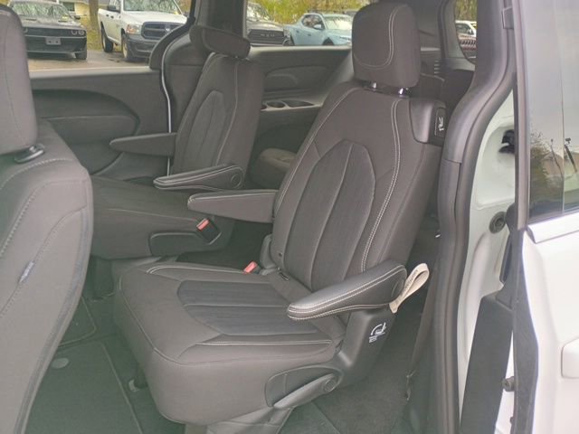 Used 2024 Chrysler Pacifica Touring FWD image 19