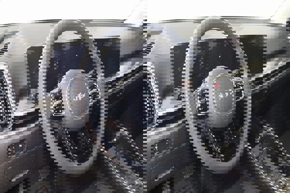 Used 2025 Kia Sorento LX image 6