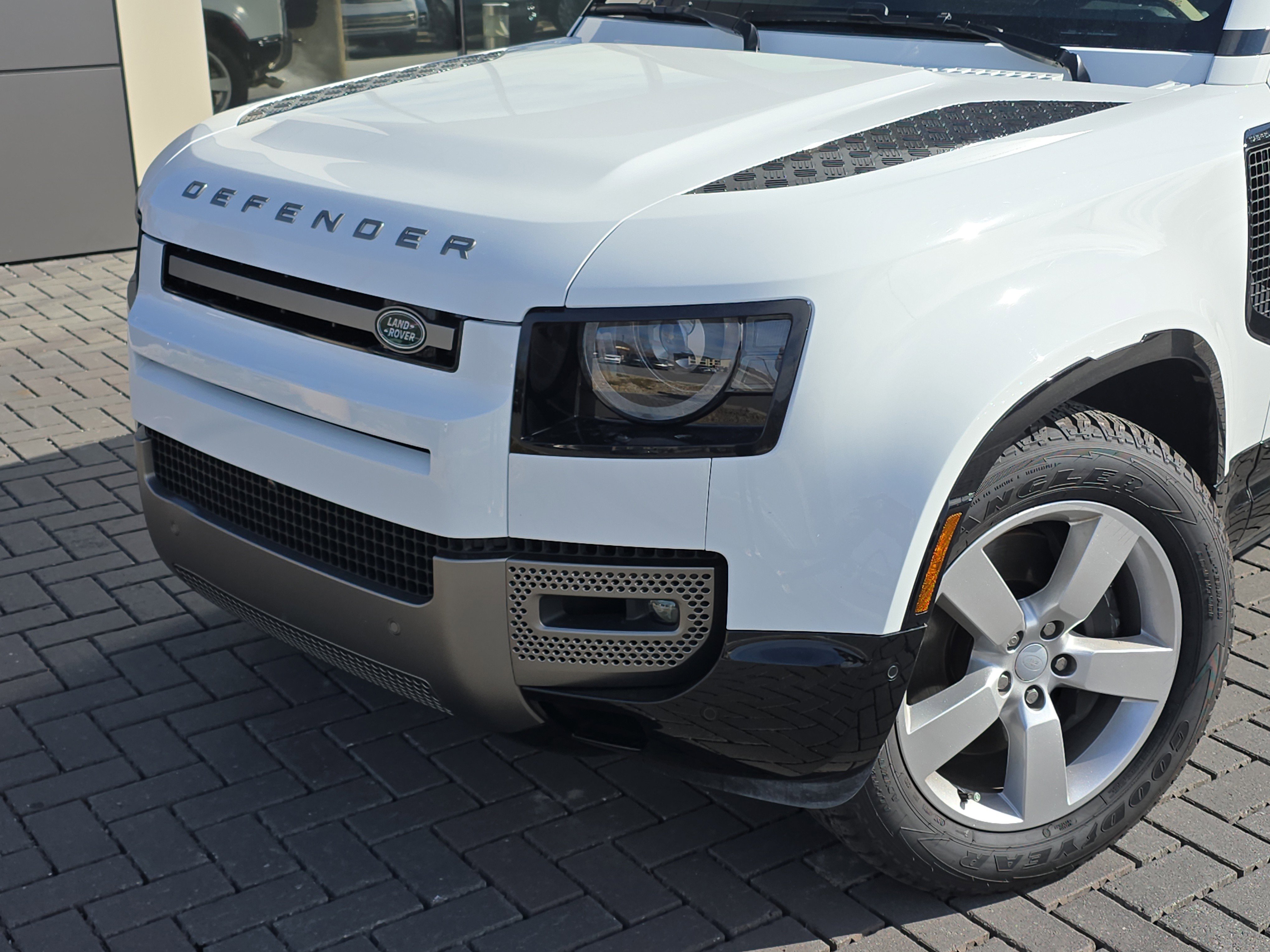 Used 2025 Land Rover Defender 110 X-Dynamic SE image 10