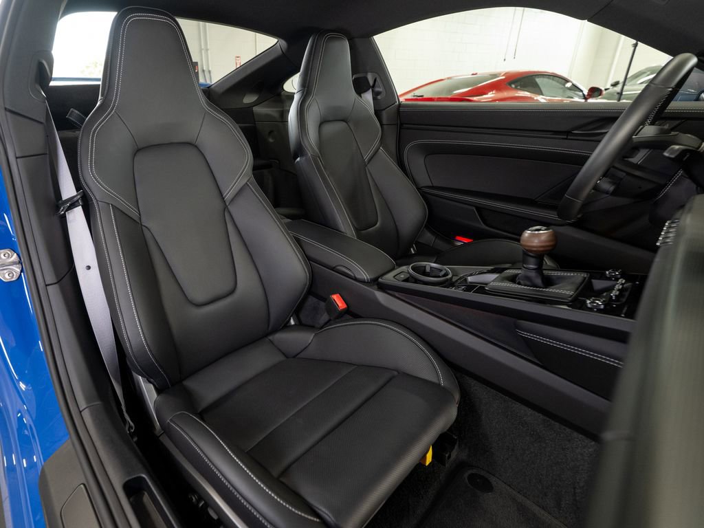 Used 2025 Porsche 911 Carrera RWD image 18