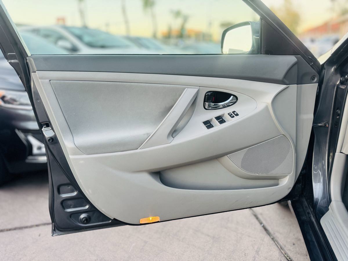 Used 2011 Toyota Camry LE image 12
