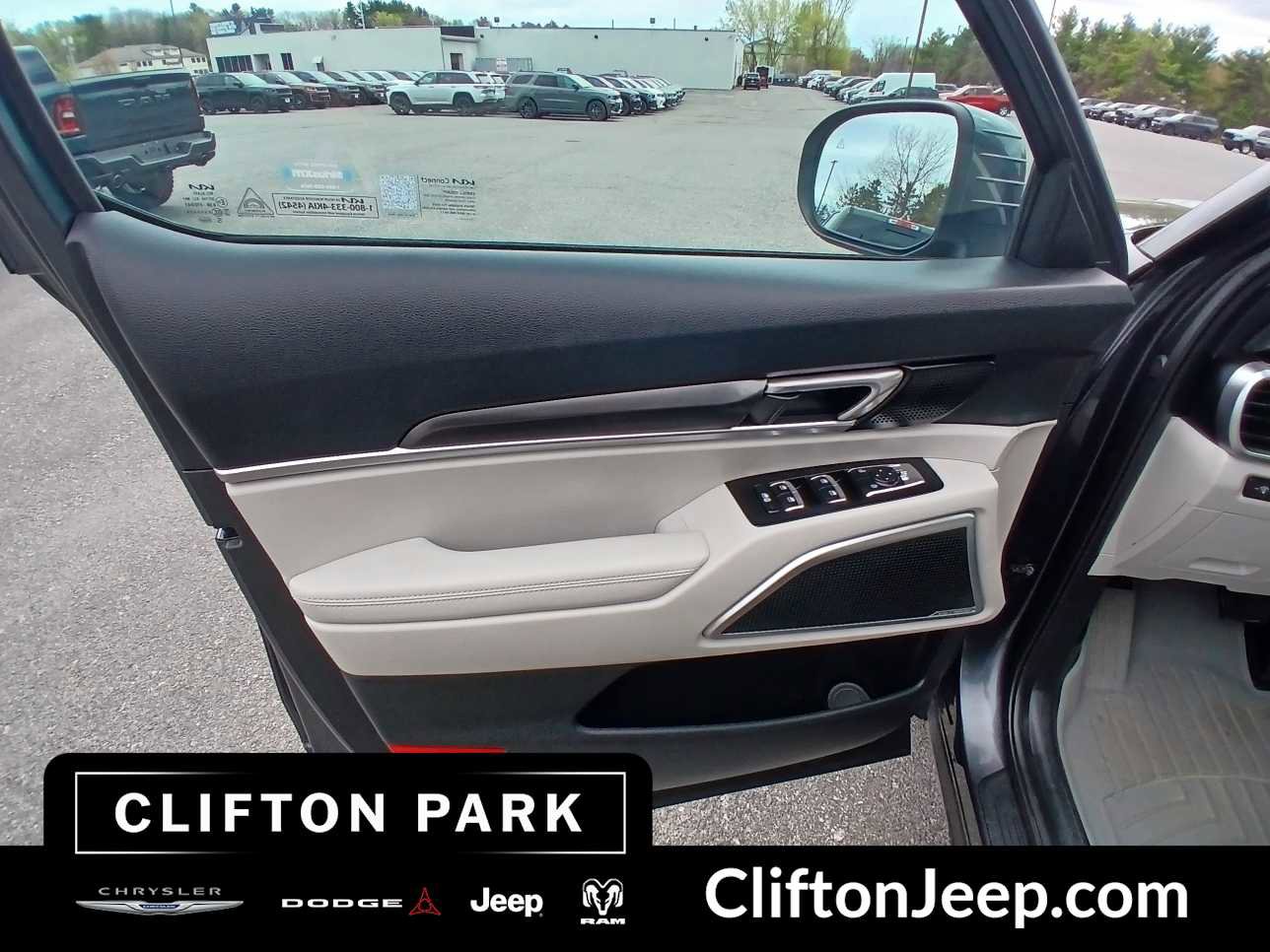 Used 2024 Kia Telluride S AWD/4WD image 9