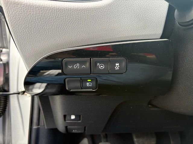 Used 2021 Toyota Prius XLE image 23