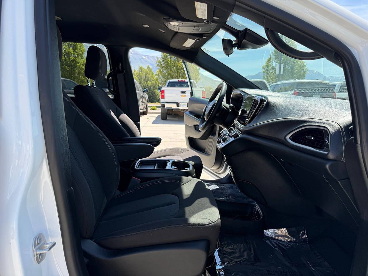 Used 2024 Chrysler Pacifica Touring FWD image 23