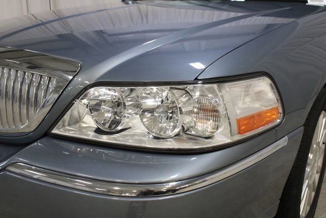 Used 2003 Lincoln Town Car Signature image 29