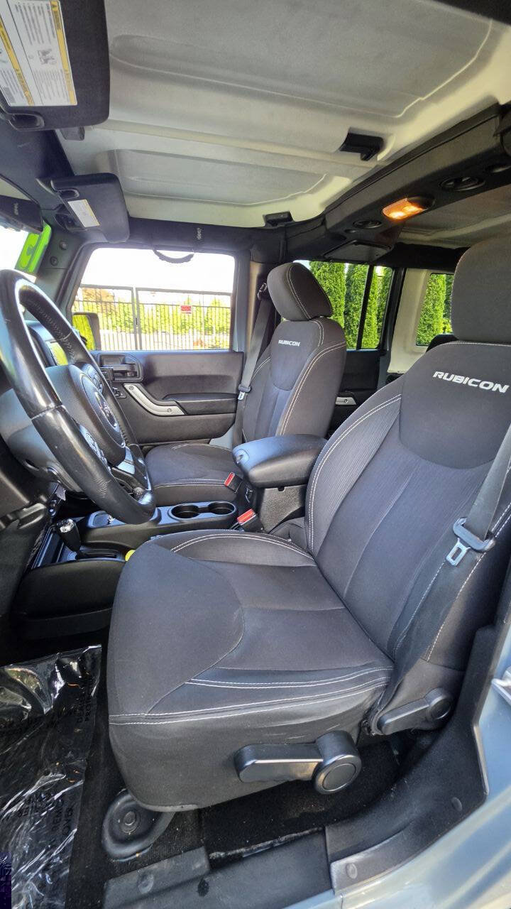 Used 2015 Jeep Wrangler Unlimited Rubicon w/ Connectivity Group AWD/4WD image 11