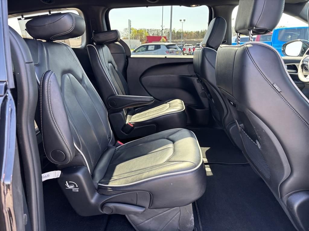 Used 2025 Chrysler Pacifica Limited image 15