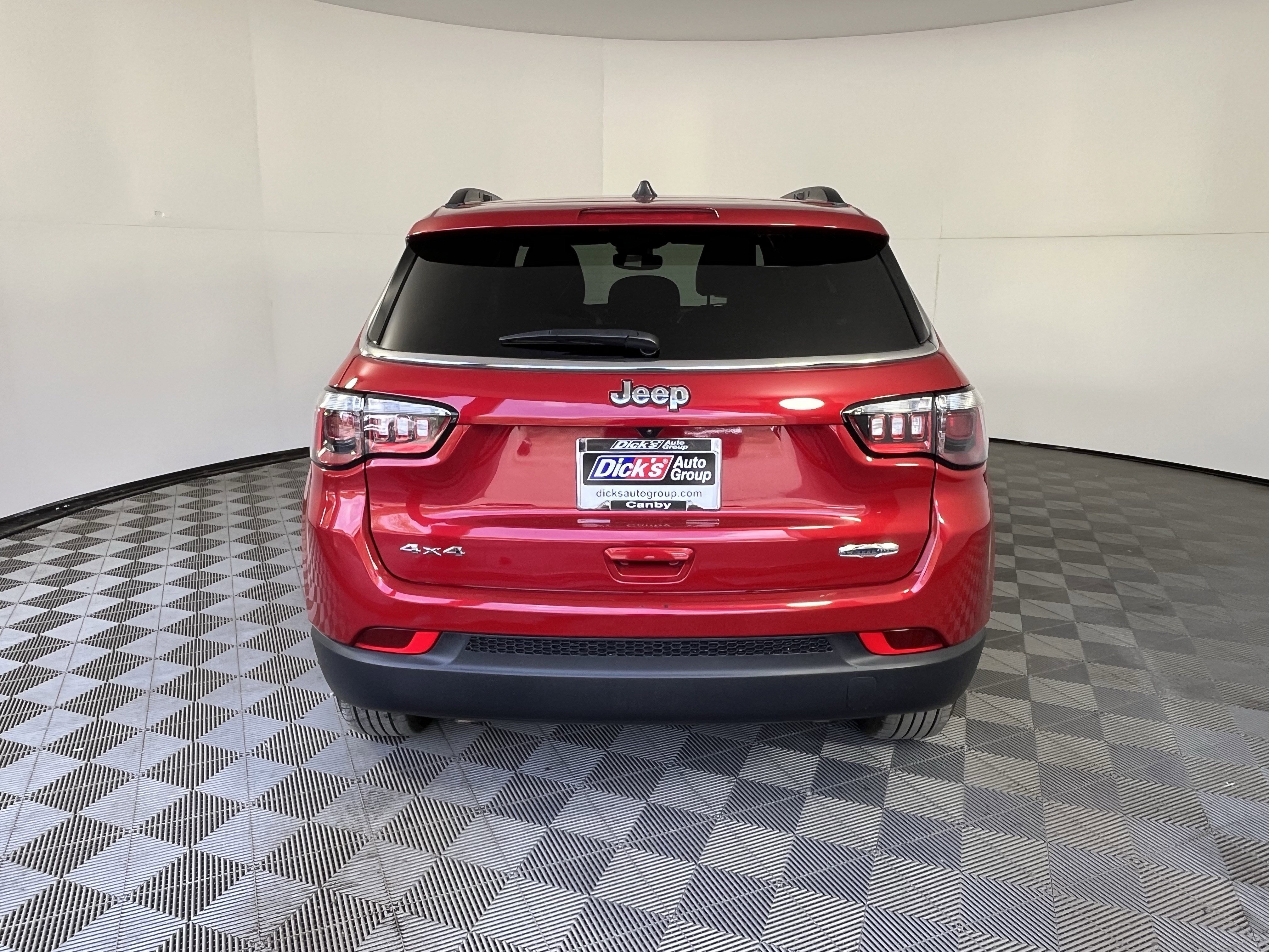 Used 2025 Jeep Compass Latitude w/ Sun & Sound Group image 3