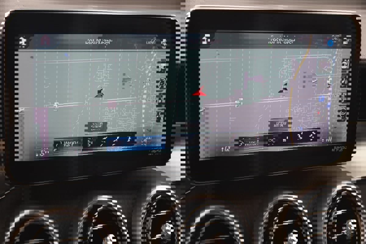 Used 2022 Mercedes-Benz GLC 300 4MATIC w/ Driver Assistance Package image 9