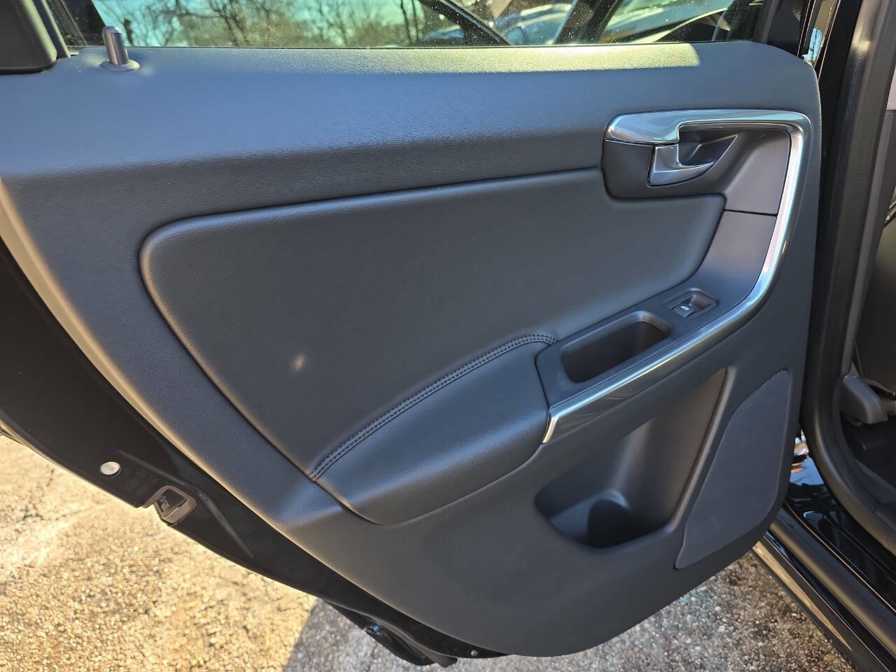 Used 2016 Volvo XC60 T6 w/ Protection Package image 11