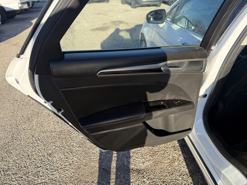 Used 2015 Ford Fusion SE w/ Equipment Group 202A image 16