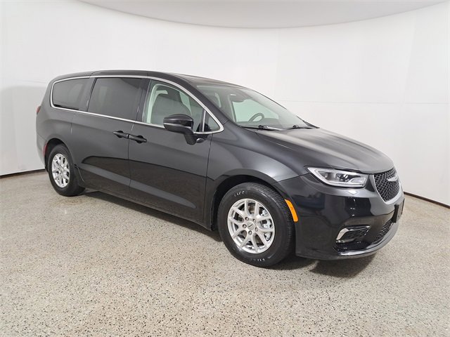 Used 2023 Chrysler Pacifica Touring-L image 4