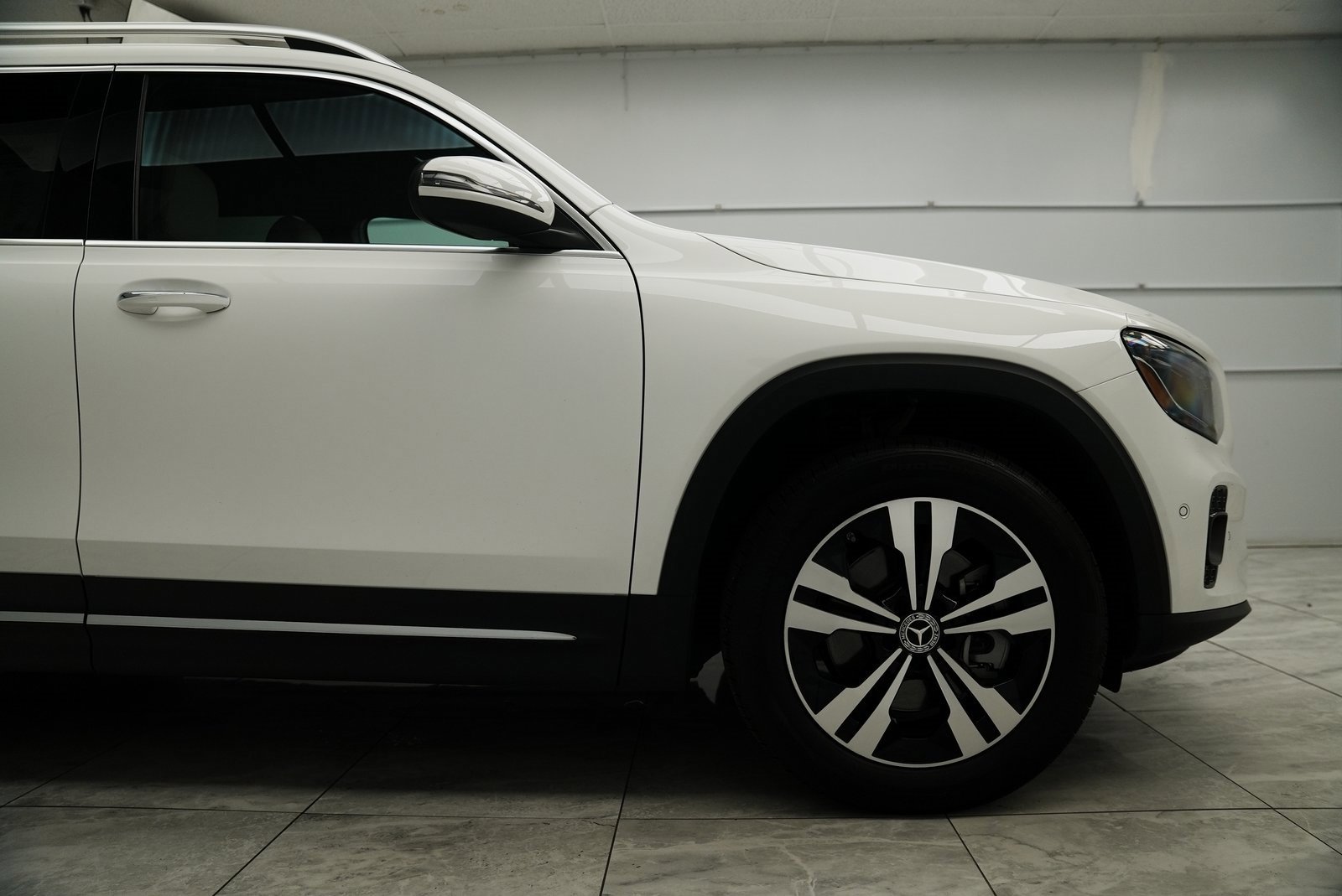 Used 2025 Mercedes-Benz GLB 250 4MATIC image 13