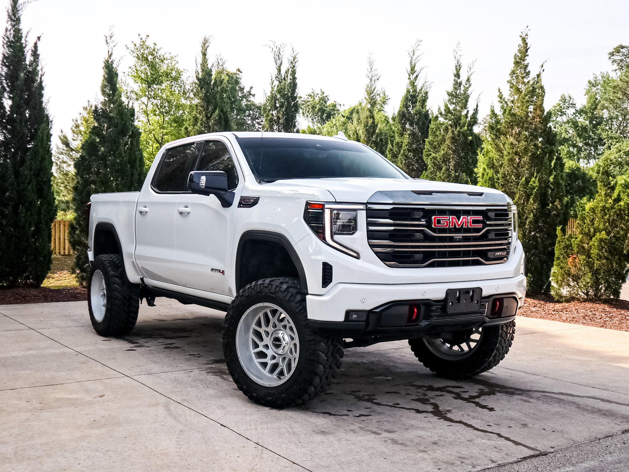 Used 2023 GMC Sierra 1500 AT4 w/ Technology Package AWD/4WD image 2
