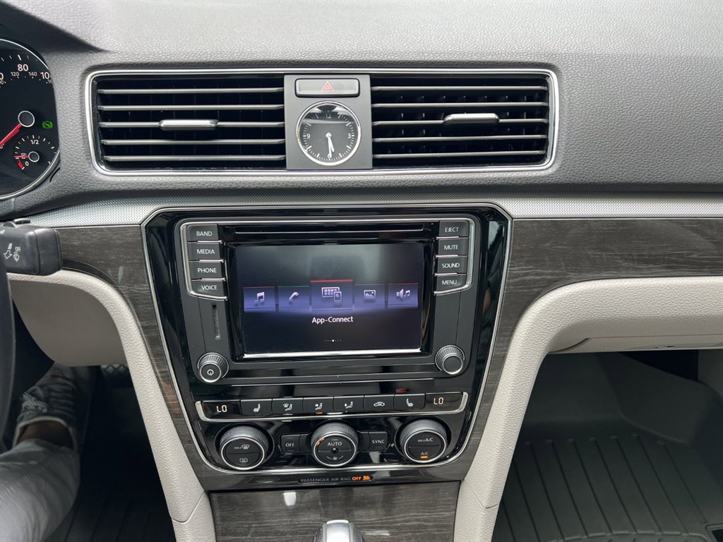 Used 2017 Volkswagen Passat 1.8T SE w/ SE Lighting Package FWD image 24