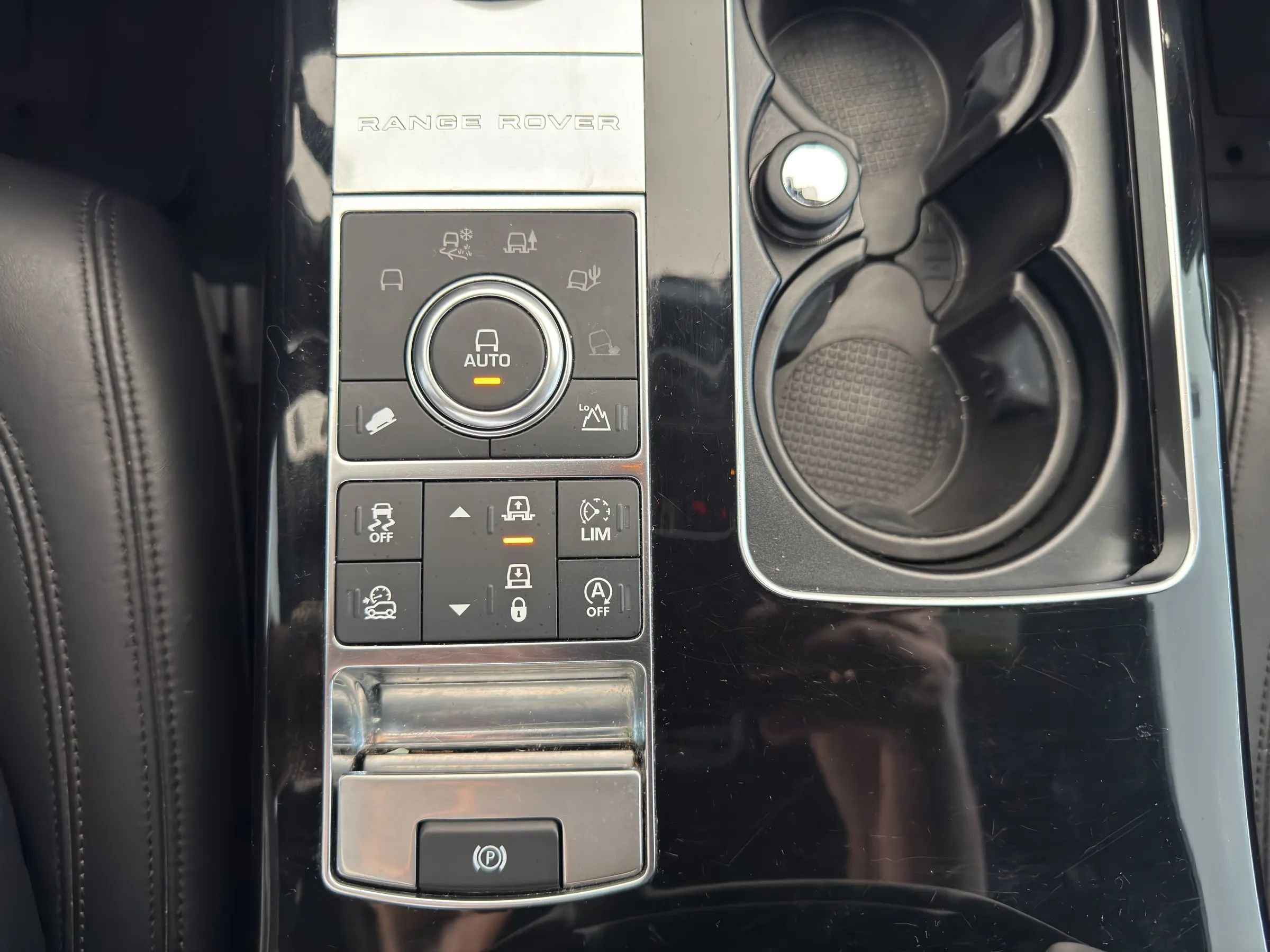 Used 2017 Land Rover Range Rover HSE image 31