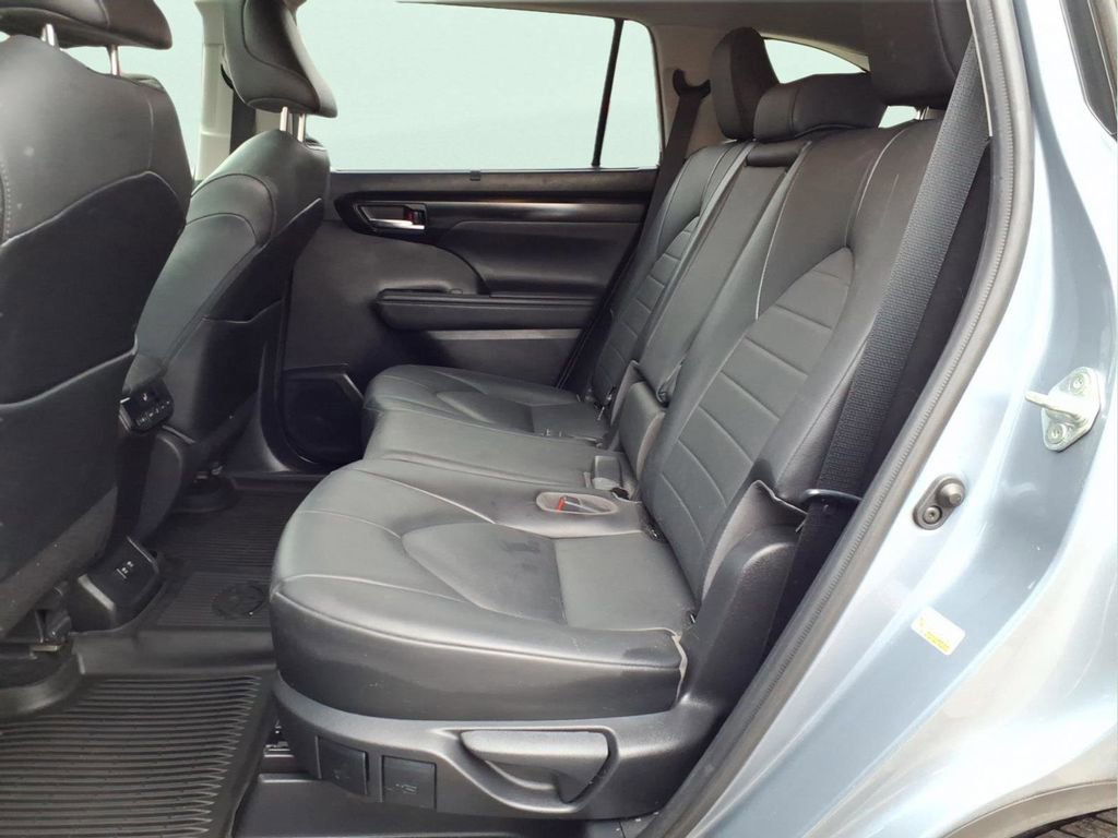 Used 2021 Toyota Highlander XLE image 9