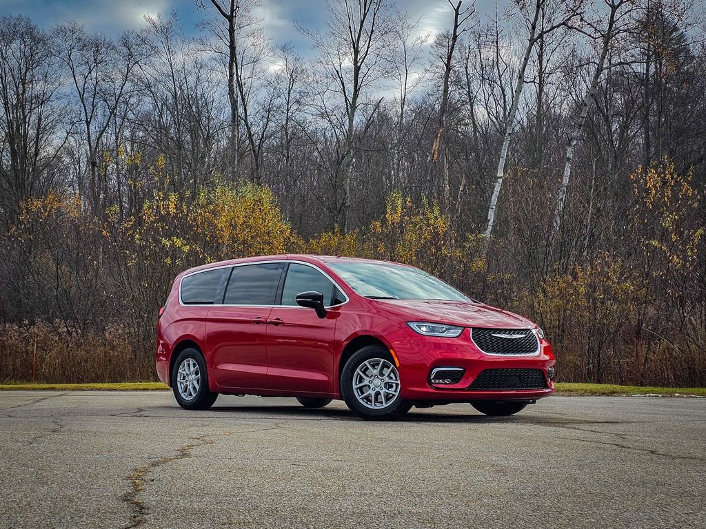 New 2026 Chrysler Pacifica Select image 2