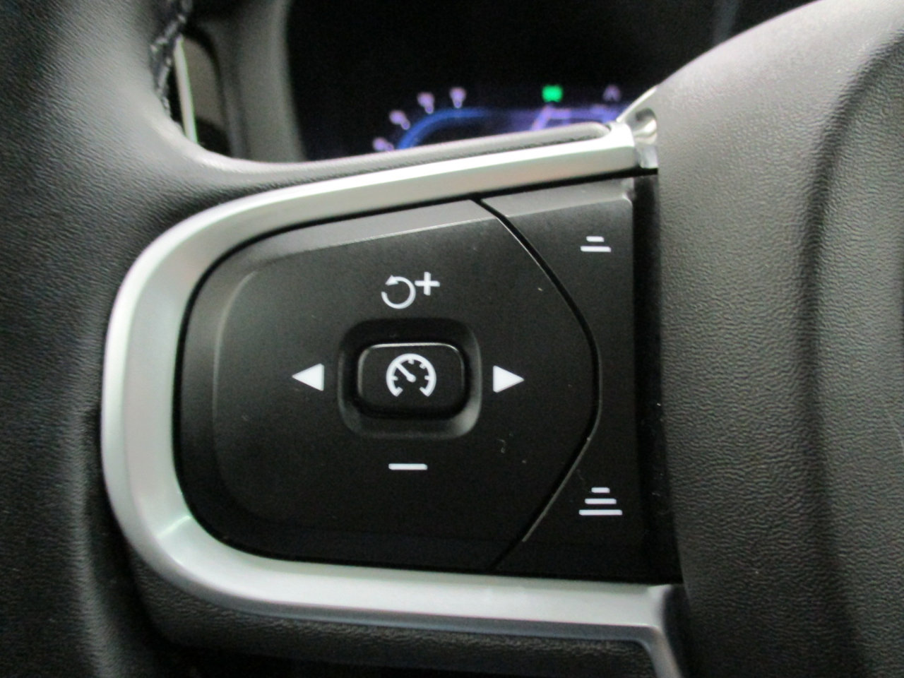 Used 2022 Volvo XC60 B5 Momentum image 25