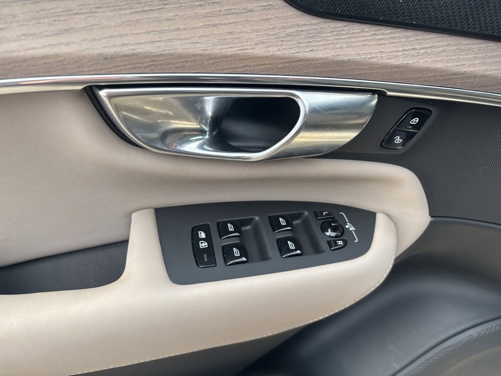 Certified 2025 Volvo XC90 B6 Plus image 18