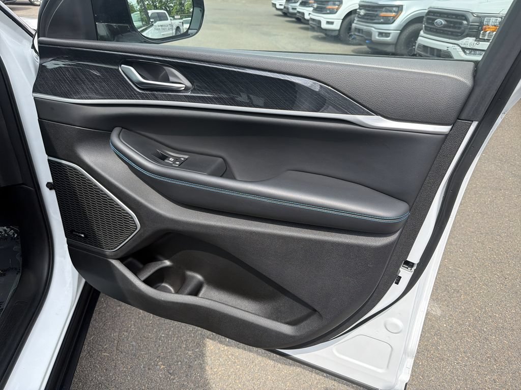 Used 2023 Jeep Grand Cherokee Trailhawk w/ Luxury Tech Group III AWD/4WD image 14