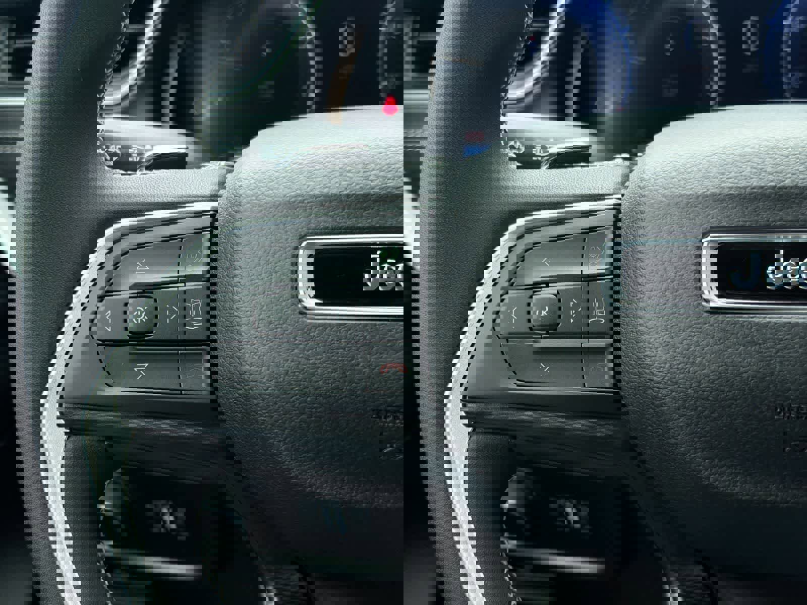 Used 2025 Jeep Grand Cherokee Laredo X image 26