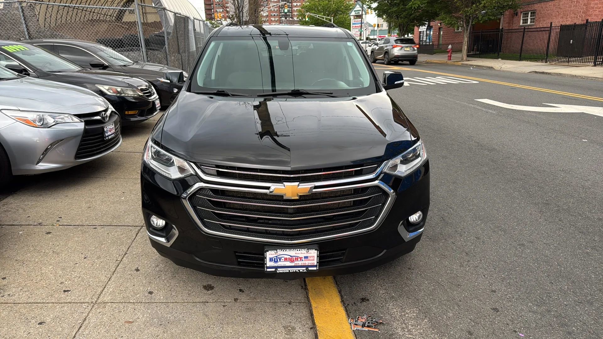 Used 2021 Chevrolet Traverse LT image 2