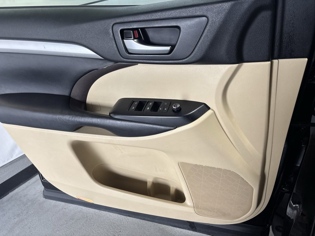 Used 2019 Toyota Highlander XLE image 14