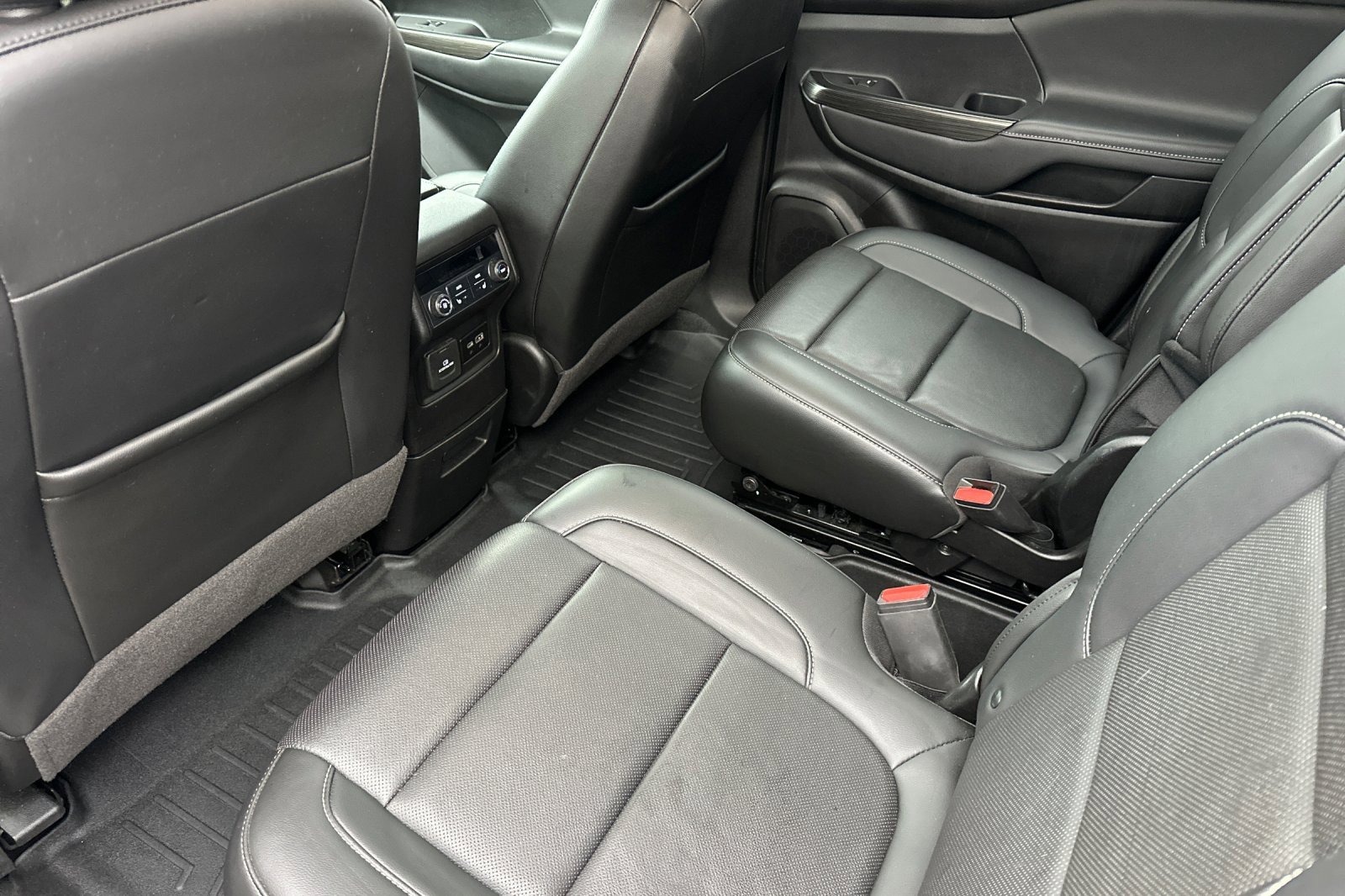 Used 2021 GMC Acadia SLT w/ Elevation Edition image 13