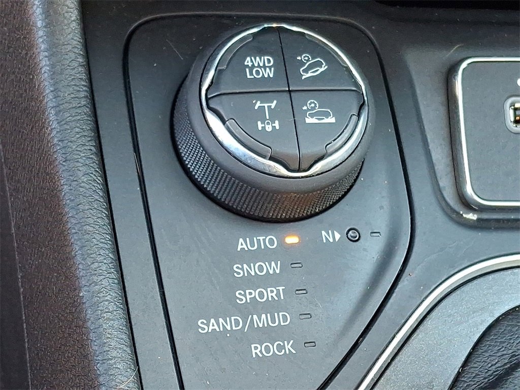 Used 2019 Jeep Cherokee Trailhawk image 25