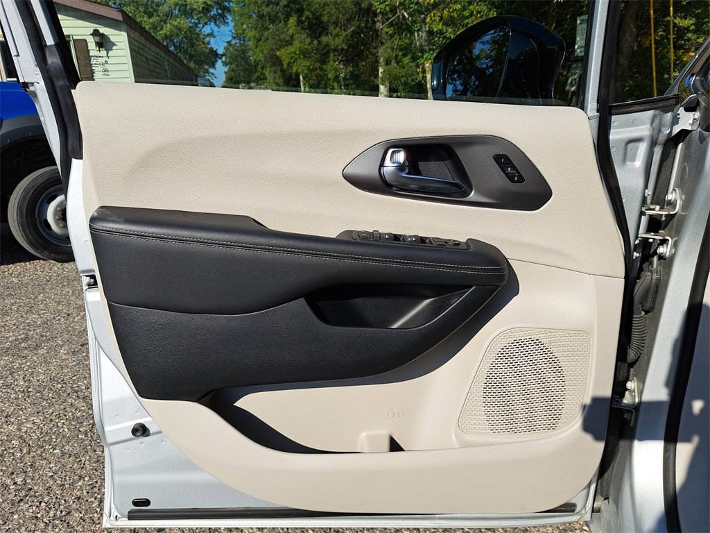 Used 2024 Chrysler Pacifica Touring-L image 26