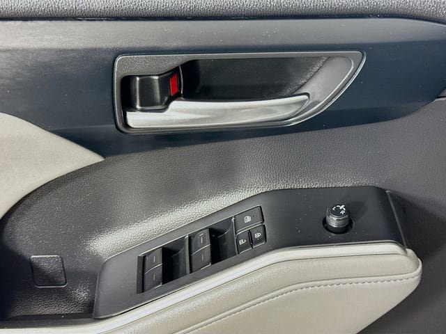 Used 2022 Toyota Highlander XLE FWD image 17